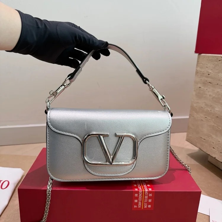Essentials The new baguette bag is simple and elegant, has a lazy street style, is light in weight and has impressive capacity. It is fashionable and practical, so it is fashionable and esse streetwear outfit product