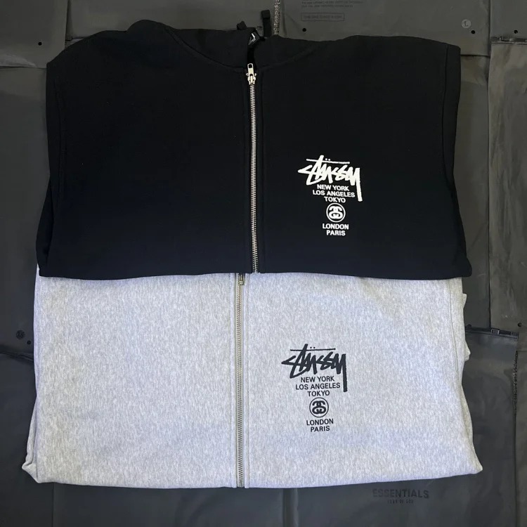 Stussy logo classic parade series new graphic print zipper sweatshirt originated from the surfing resort of Southern California in the United States. It has redefined the design appearance a streetwear outfit product