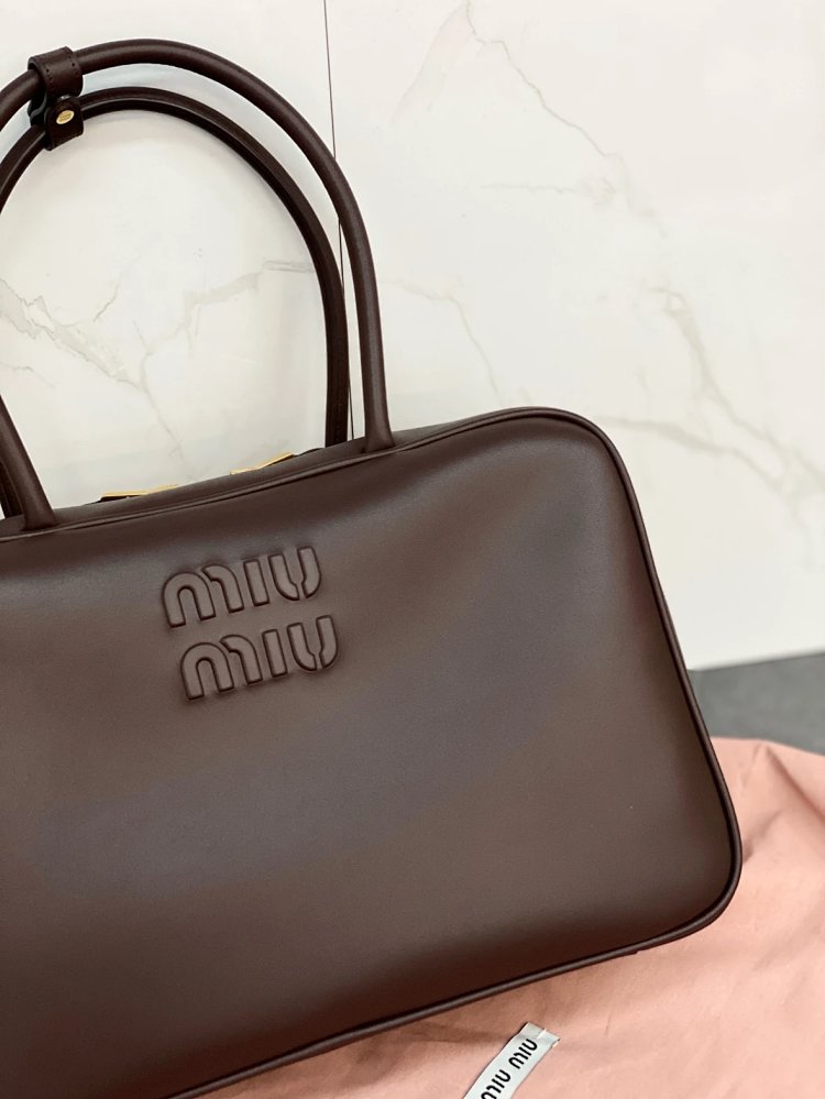 miumiu Original Leather Handheld Official Document Bag for Women 2025 New Large Capacity Retro U | Outfitreps Spreadsheet
