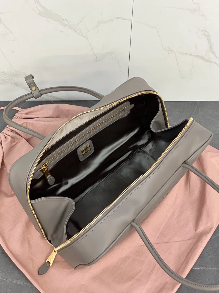 miumiu Original Leather Handheld Official Document Bag for Women 2025 New Large Capacity Retro U | Outfitreps Spreadsheet