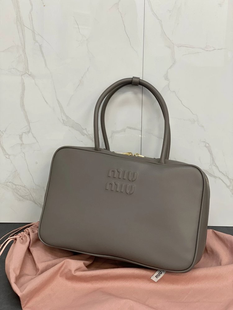 miumiu Original Leather Handheld Official Document Bag for Women 2025 New Large Capacity Retro U | Outfitreps Spreadsheet