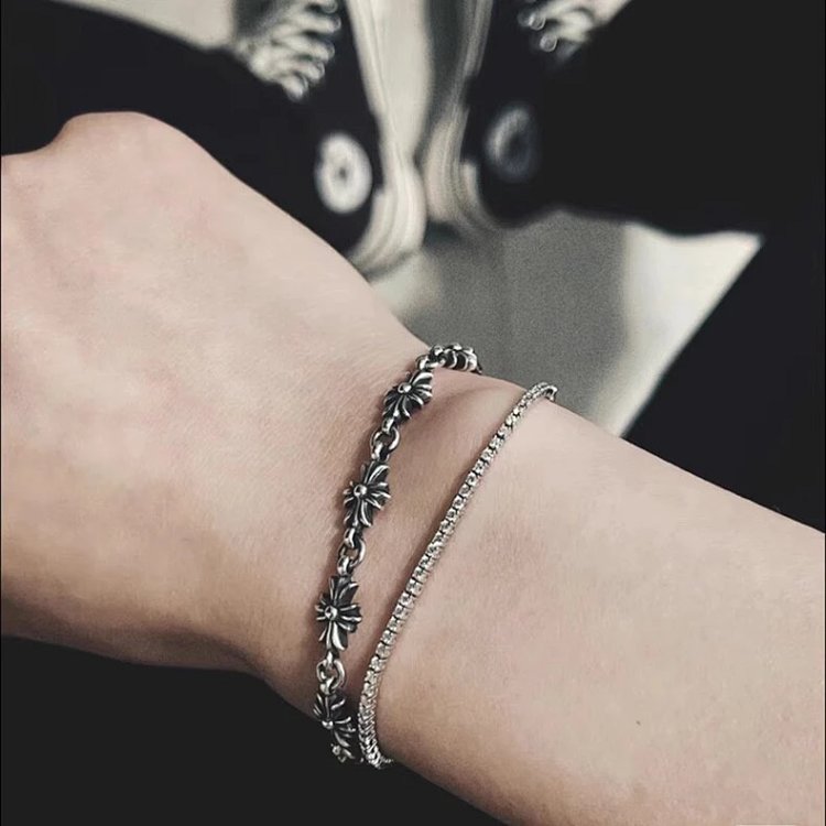 Chrome Hearts Crossing Silver Bracelet, Men's Kroos Heart Cross Bracelet, European and American | Outfitreps Spreadsheet