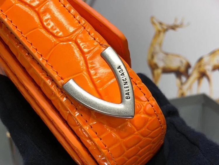 Balenciaga Crocodile Pattern Head Layer Calfskin Single Shoulder Handheld Underarm Bag Women's B | Outfitreps Spreadsheet