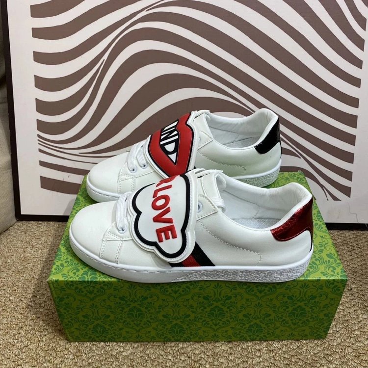 Gucci kisses red lips in white shoes | Outfitreps Spreadsheet