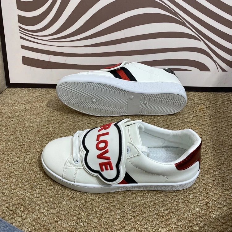 Gucci kisses red lips in white shoes | Outfitreps Spreadsheet