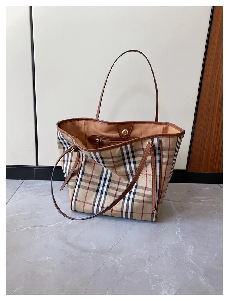 Burberry plaid pattern tote bag | Outfitreps Spreadsheet