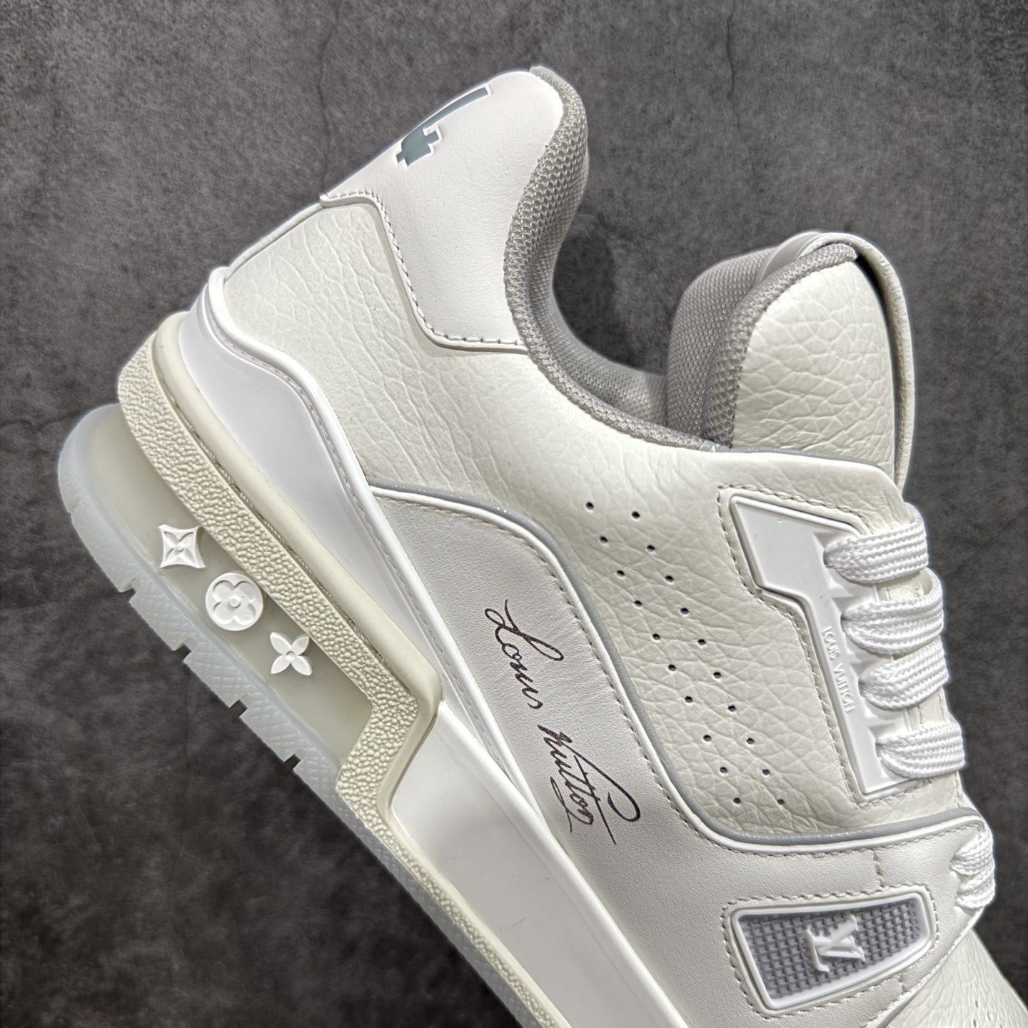 Louis Vuitton Trainer Sneaker T538002 | Outfitreps Spreadsheet