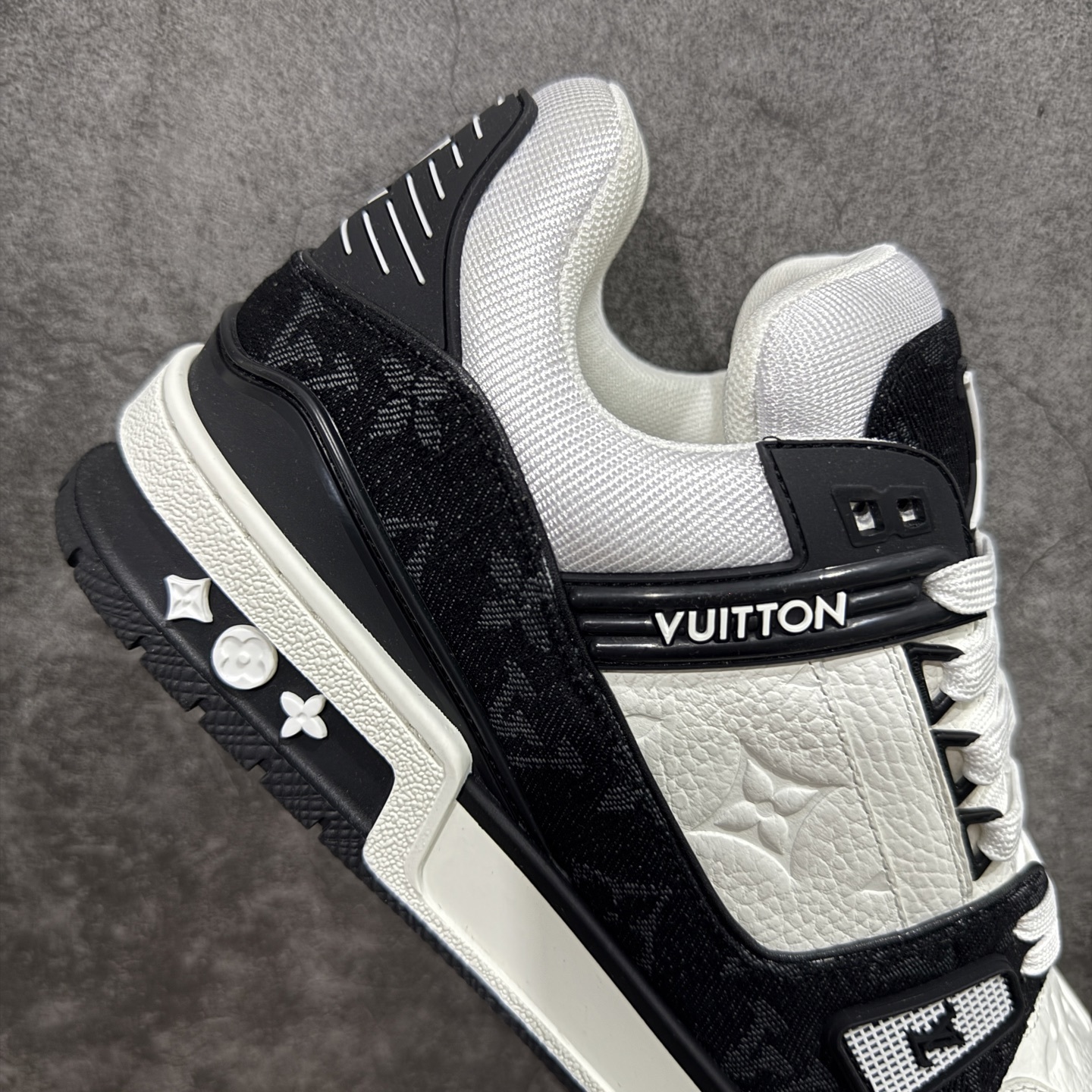 Louis Vuitton Trainer Sneaker T538004 | Outfitreps Spreadsheet