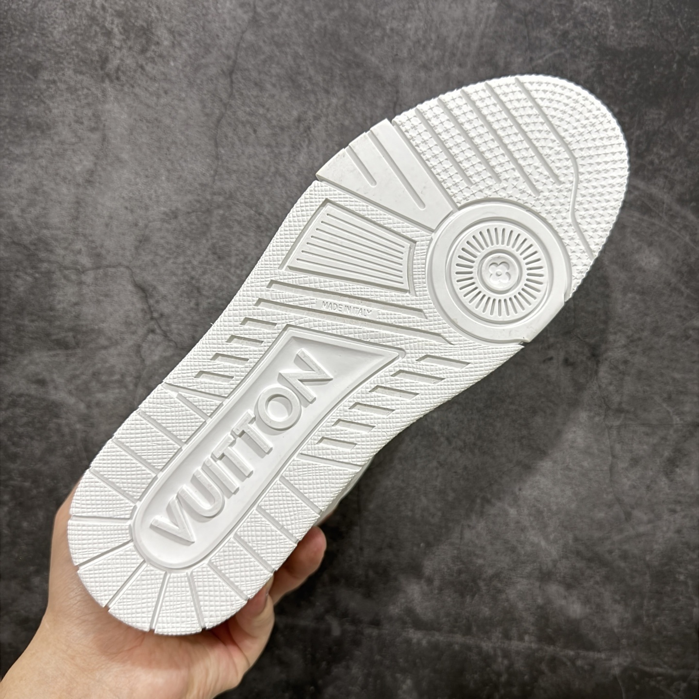 Louis Vuitton Trainer Sneaker T538008 | Outfitreps Spreadsheet