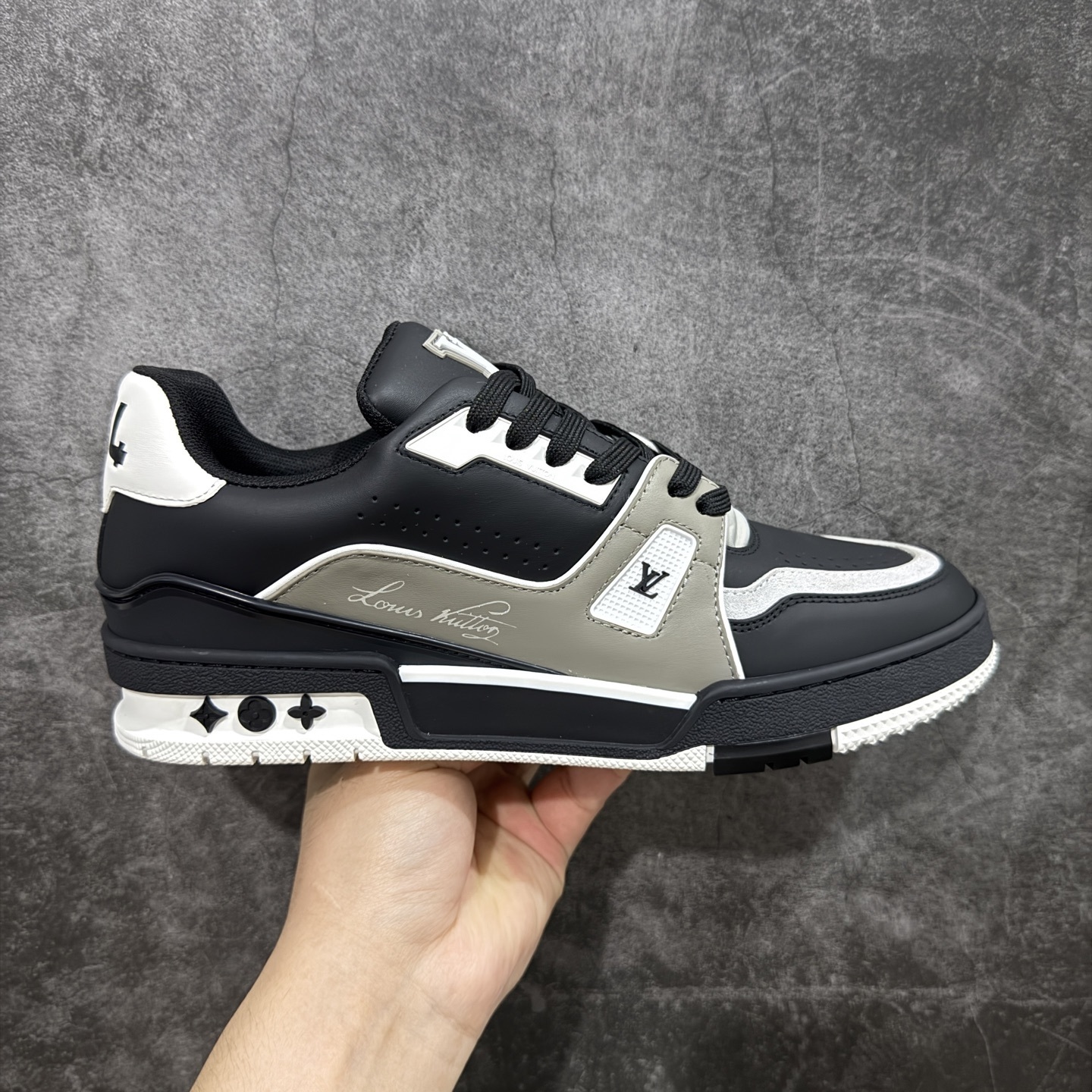Louis Vuitton Trainer Sneaker T538010 | Outfitreps Spreadsheet