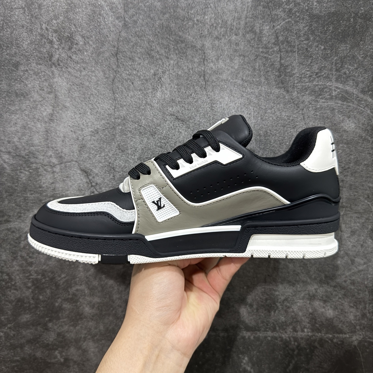 Louis Vuitton Trainer Sneaker T538010 | Outfitreps Spreadsheet