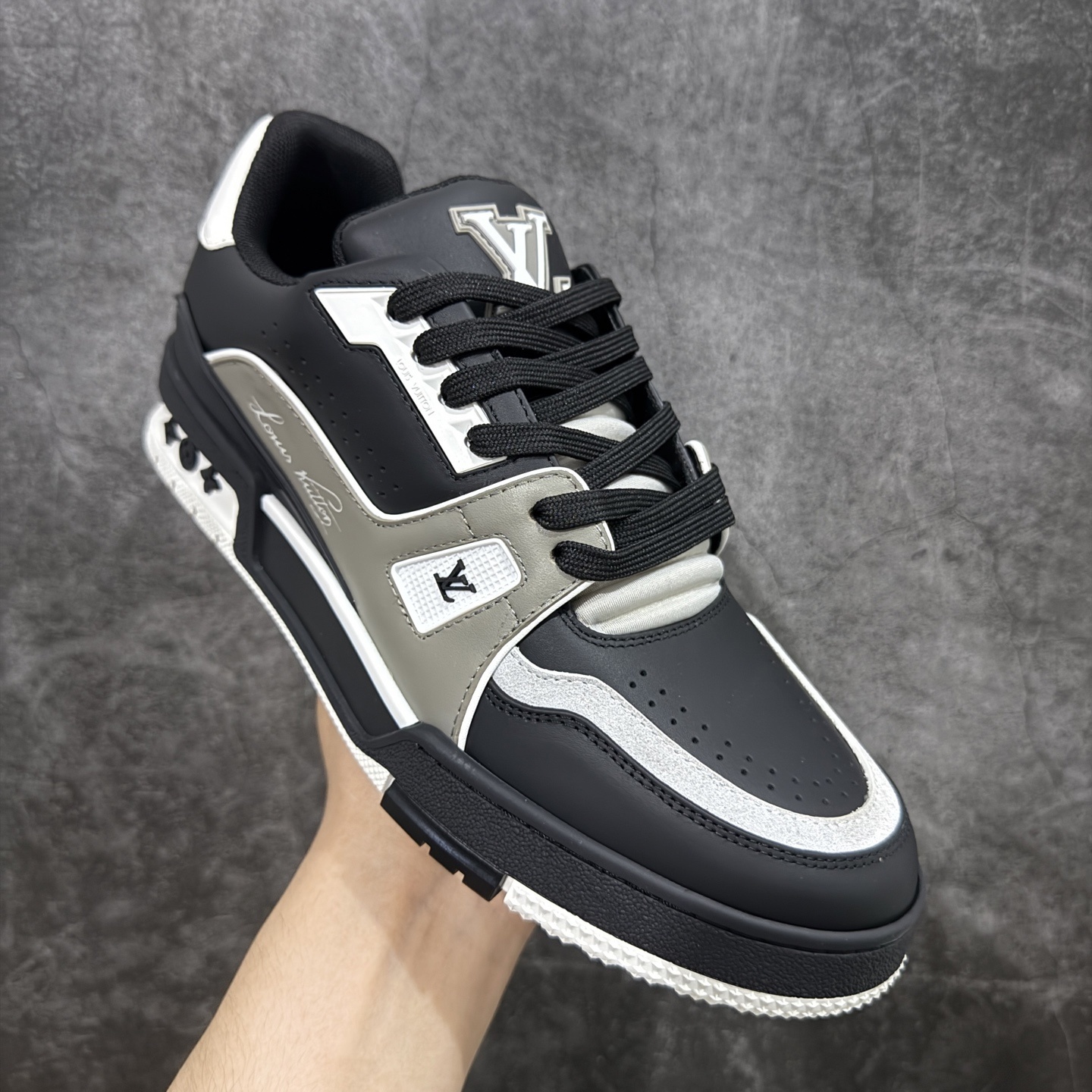 Louis Vuitton Trainer Sneaker T538010 | Outfitreps Spreadsheet