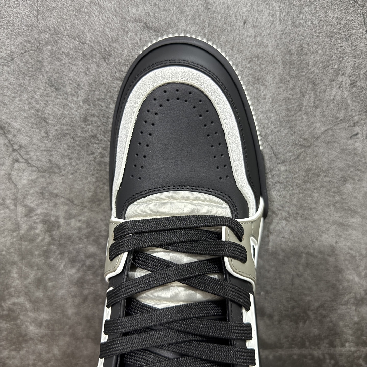 Louis Vuitton Trainer Sneaker T538010 | Outfitreps Spreadsheet