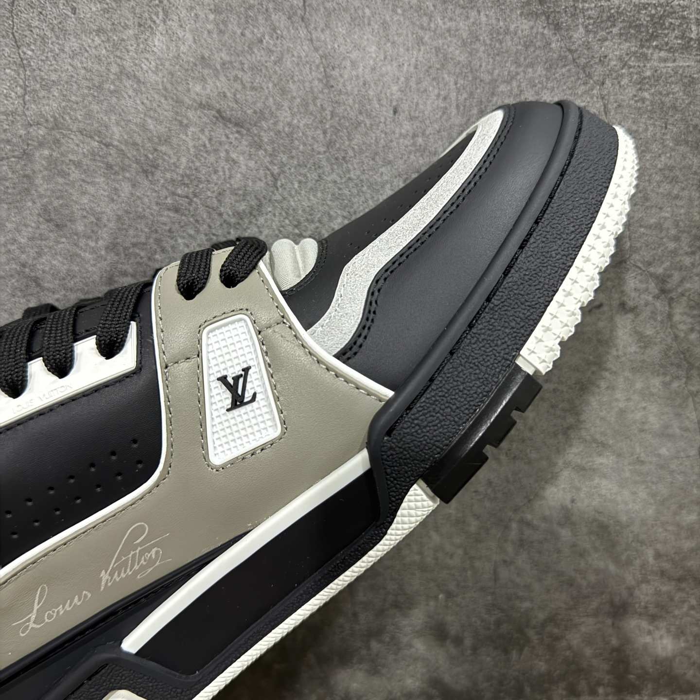 Louis Vuitton Trainer Sneaker T538010 | Outfitreps Spreadsheet