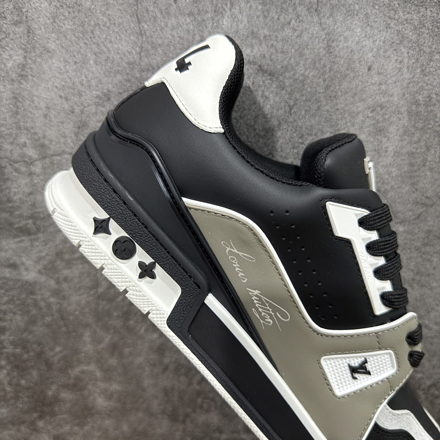 Louis Vuitton Trainer Sneaker T538010 | Outfitreps Spreadsheet