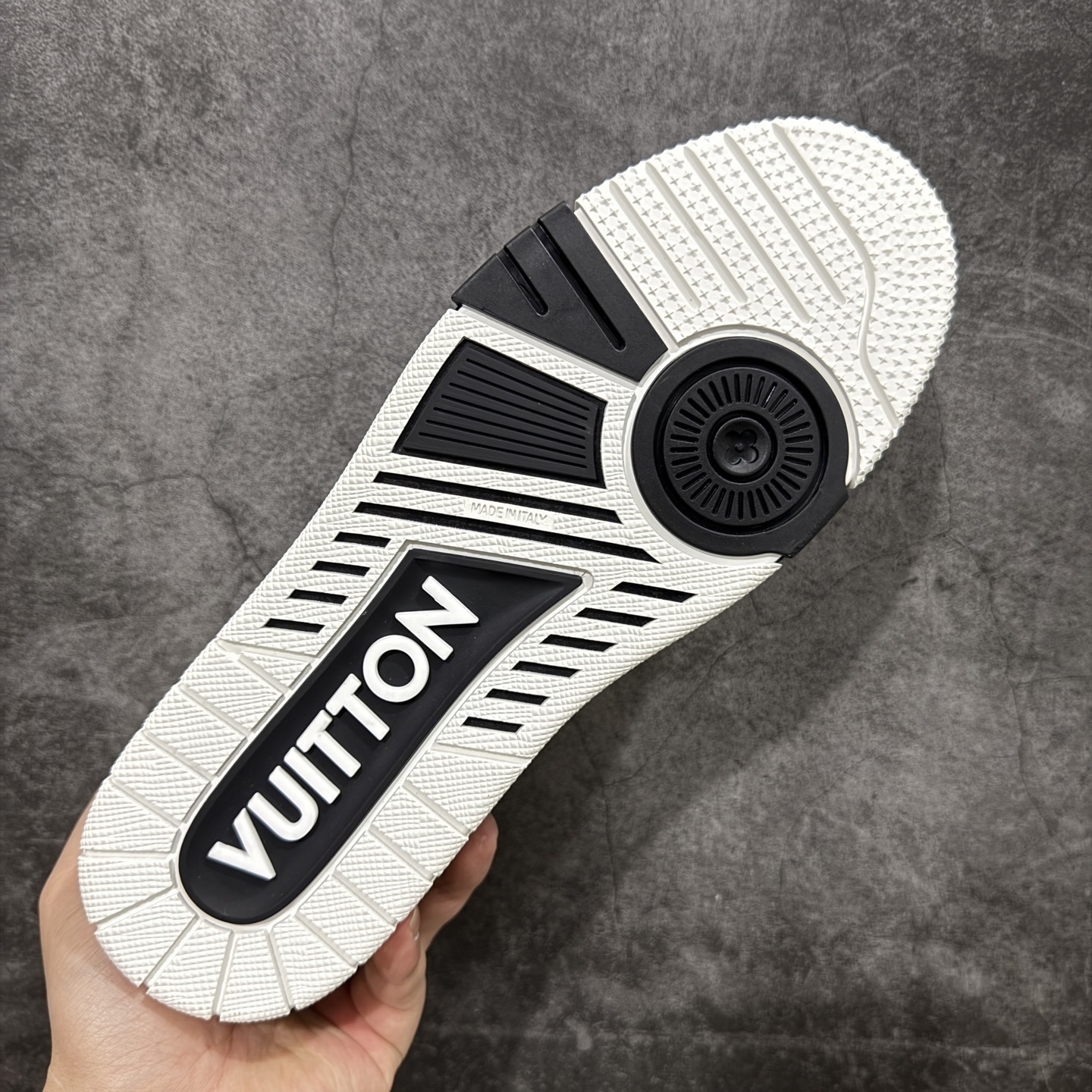 Louis Vuitton Trainer Sneaker T538010 | Outfitreps Spreadsheet