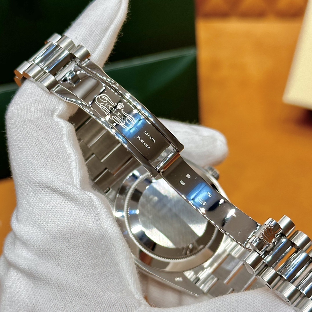 Old watch m228239-0033