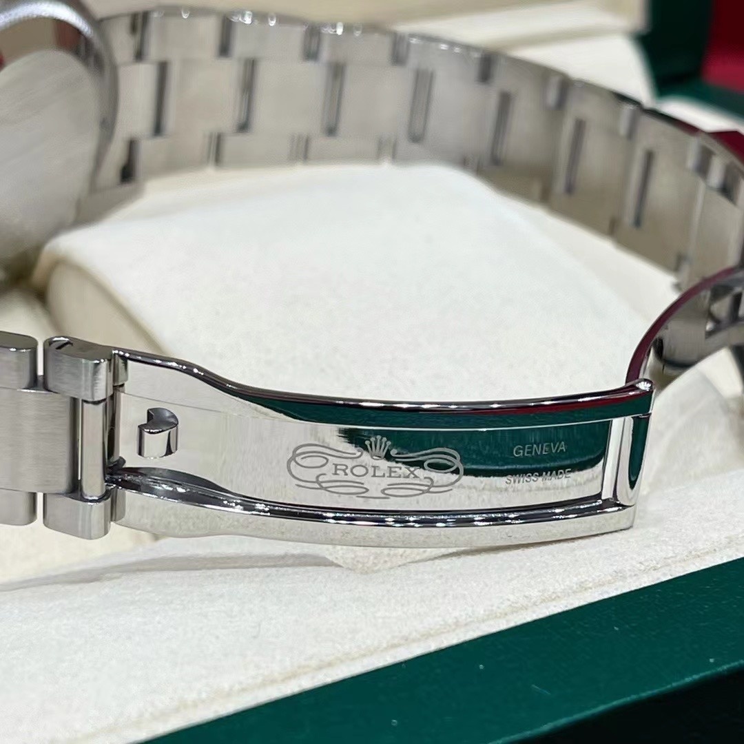 Old watch m126000-0005