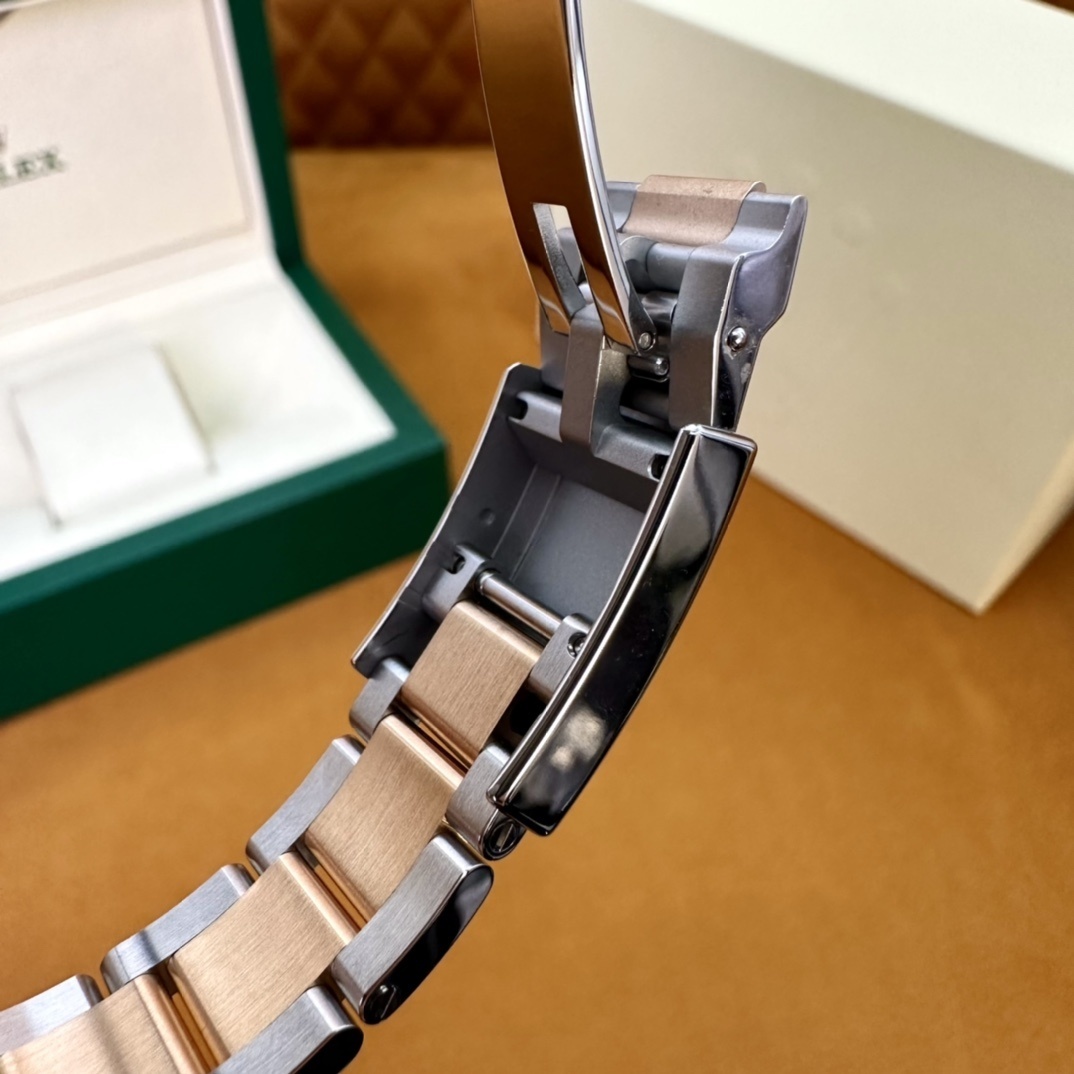 Old watch M126711chnr-0002