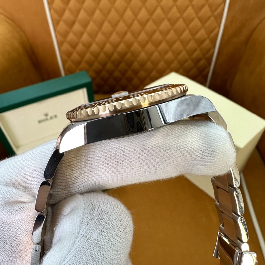 Old watch M126711chnr-0002