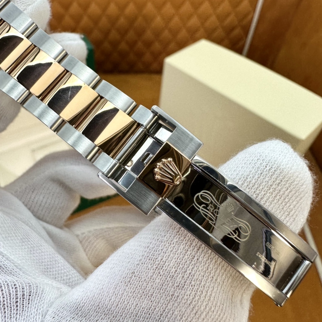 Old watch M126711chnr-0002