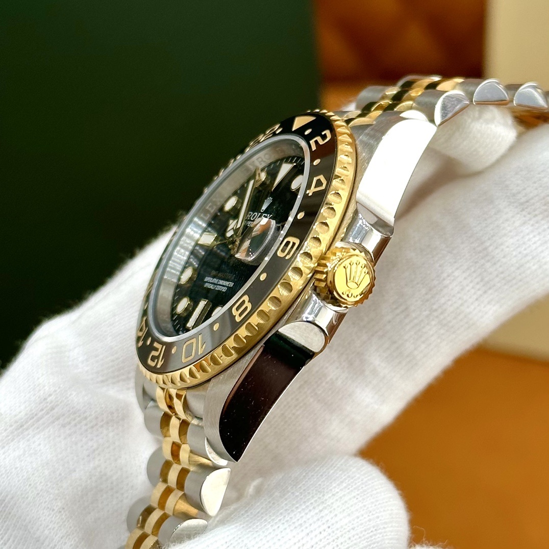 Old watch m126713grnr-0001