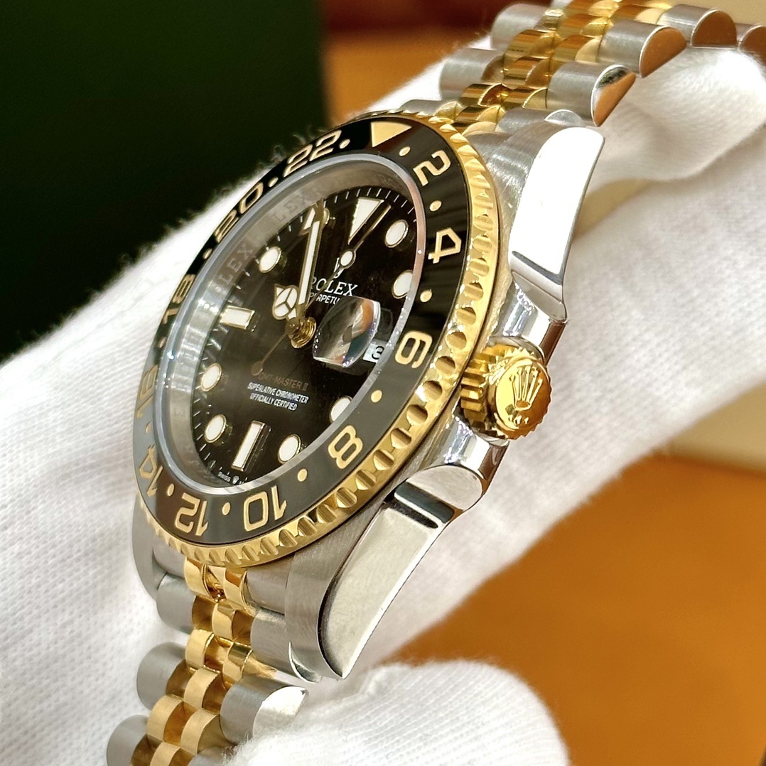 Old watch m126713grnr-0001