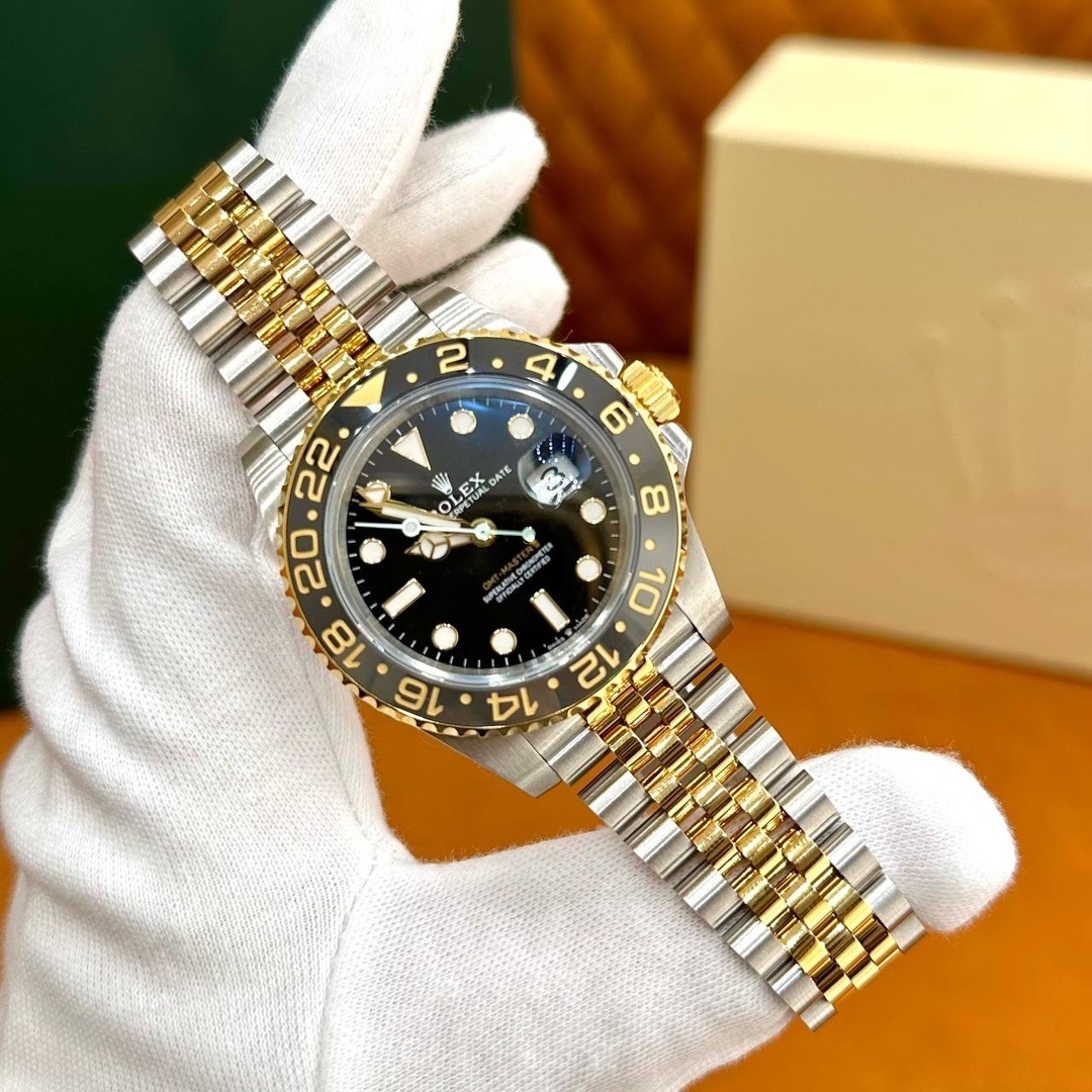 Old watch m126713grnr-0001