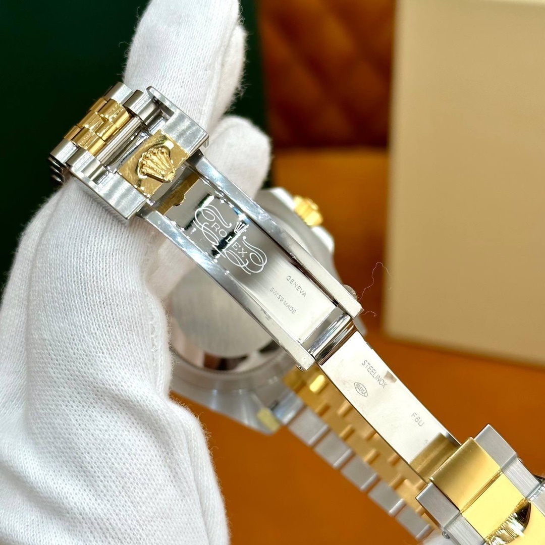 Old watch m126713grnr-0001