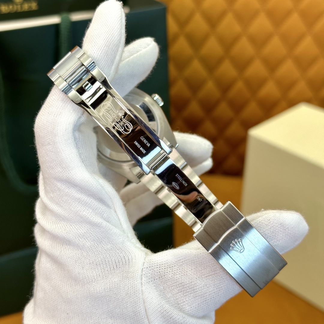 Old watch m126000-0003