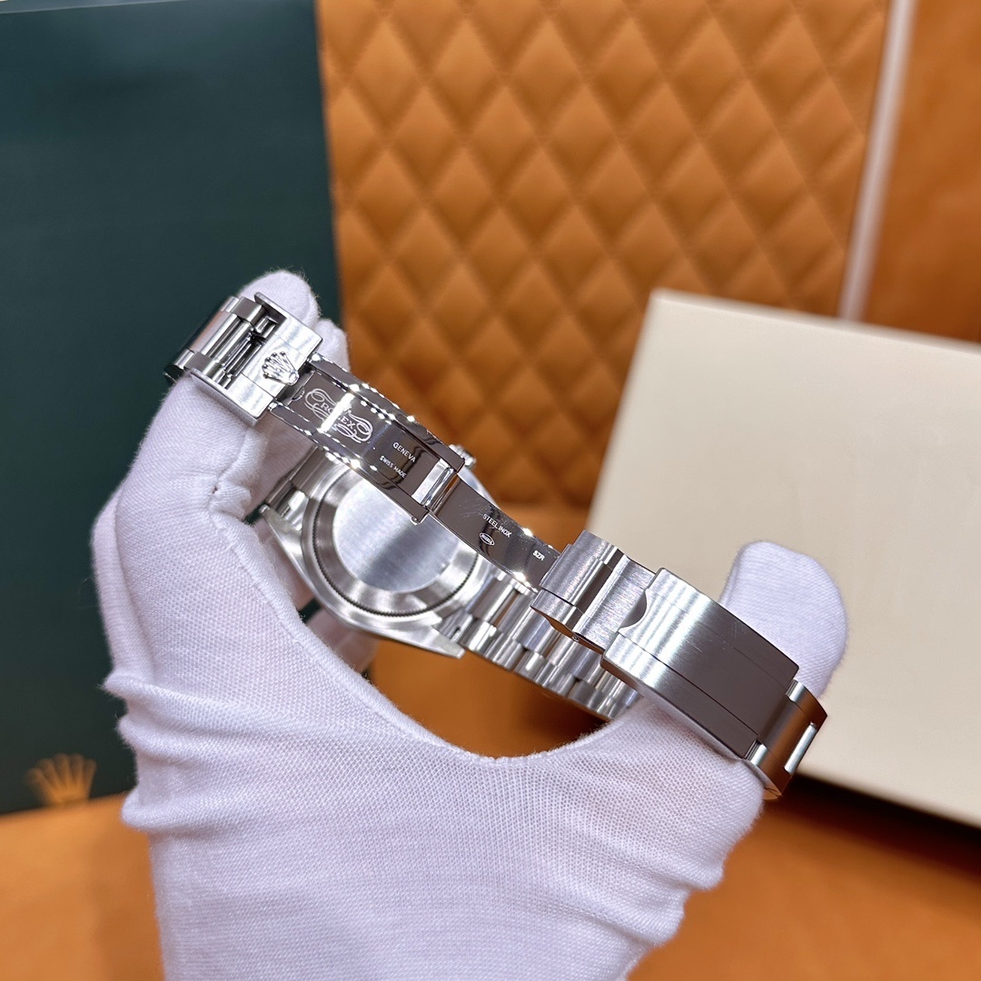 Old watch m124270-0001