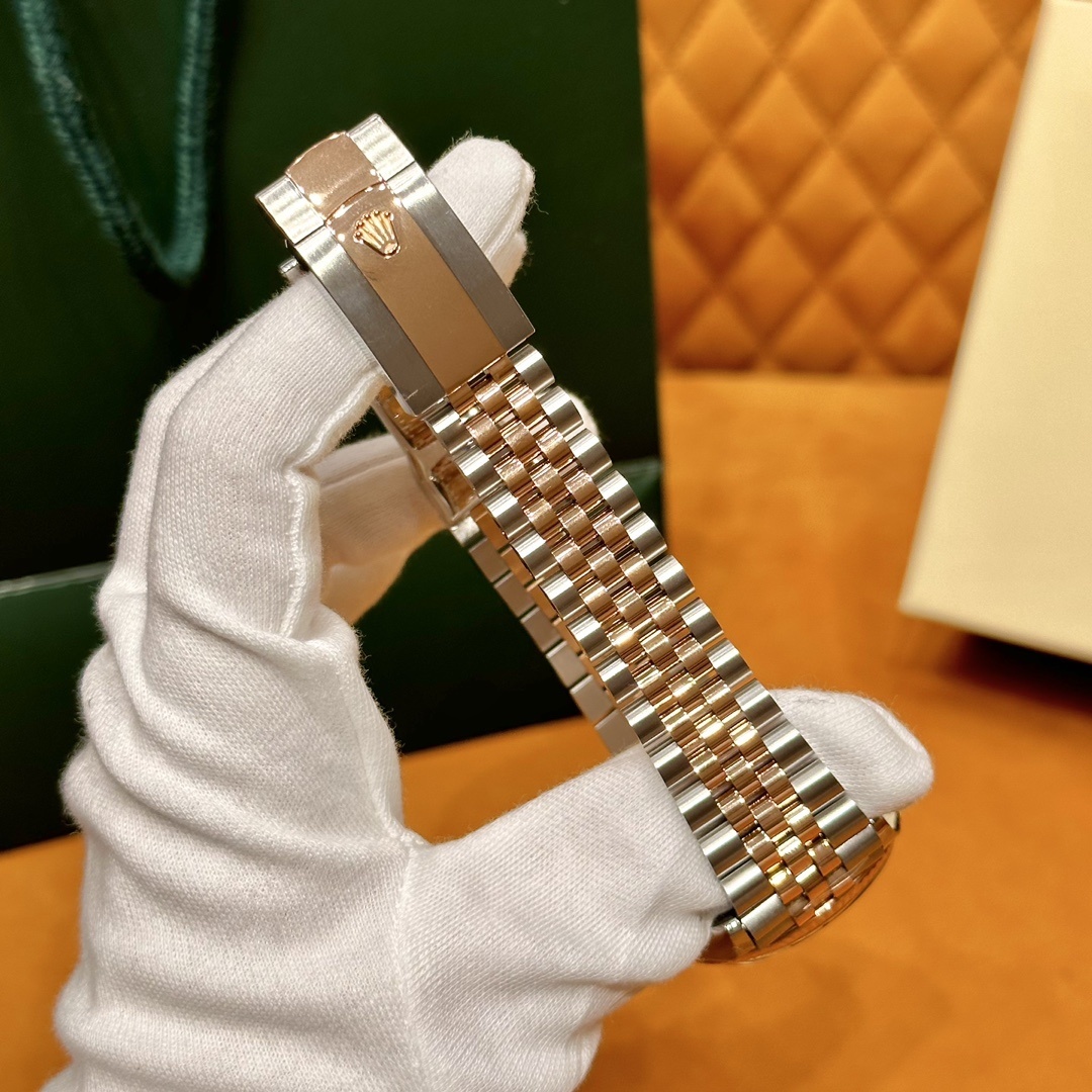 Old watch m126221-001