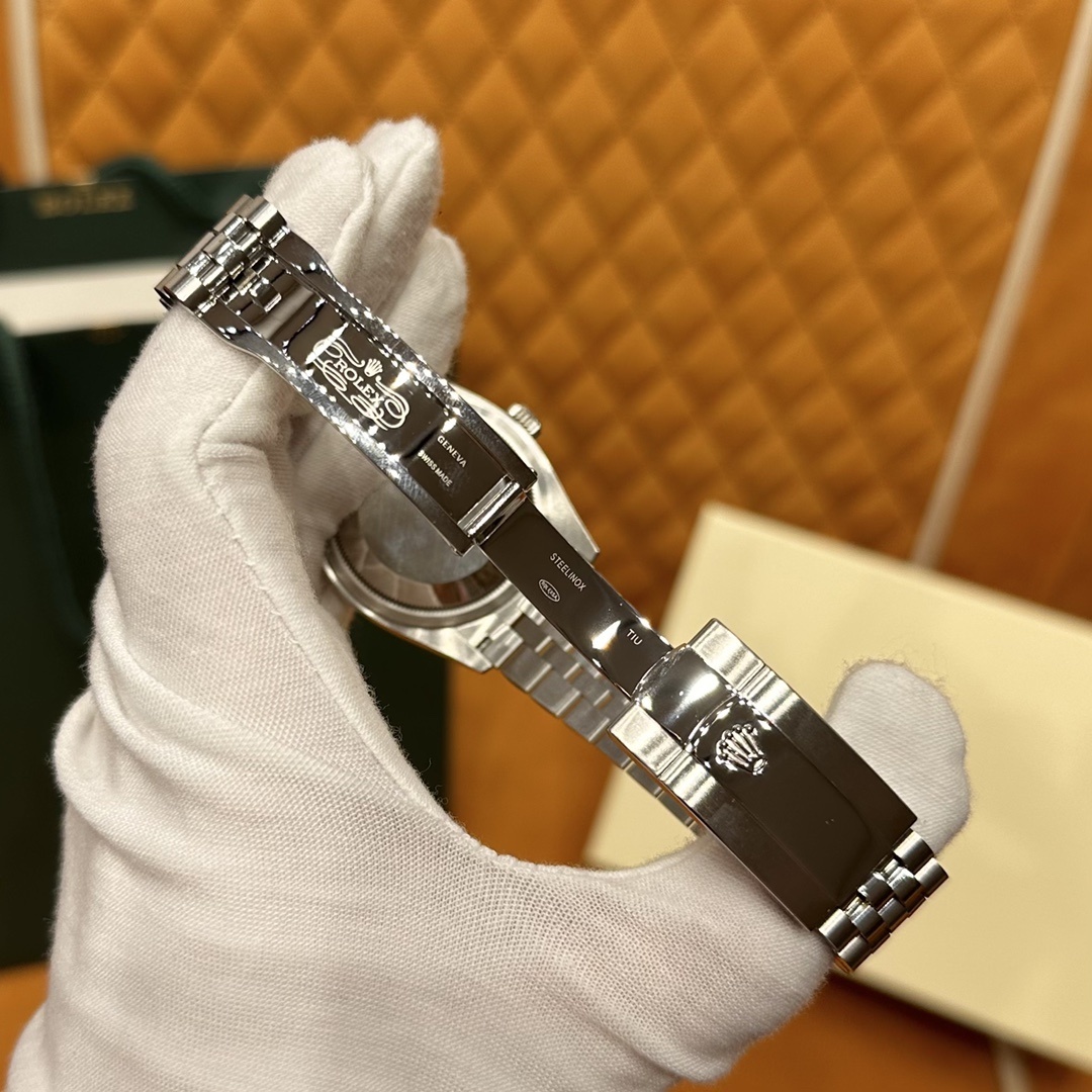 Old watch m126284rbr-0029