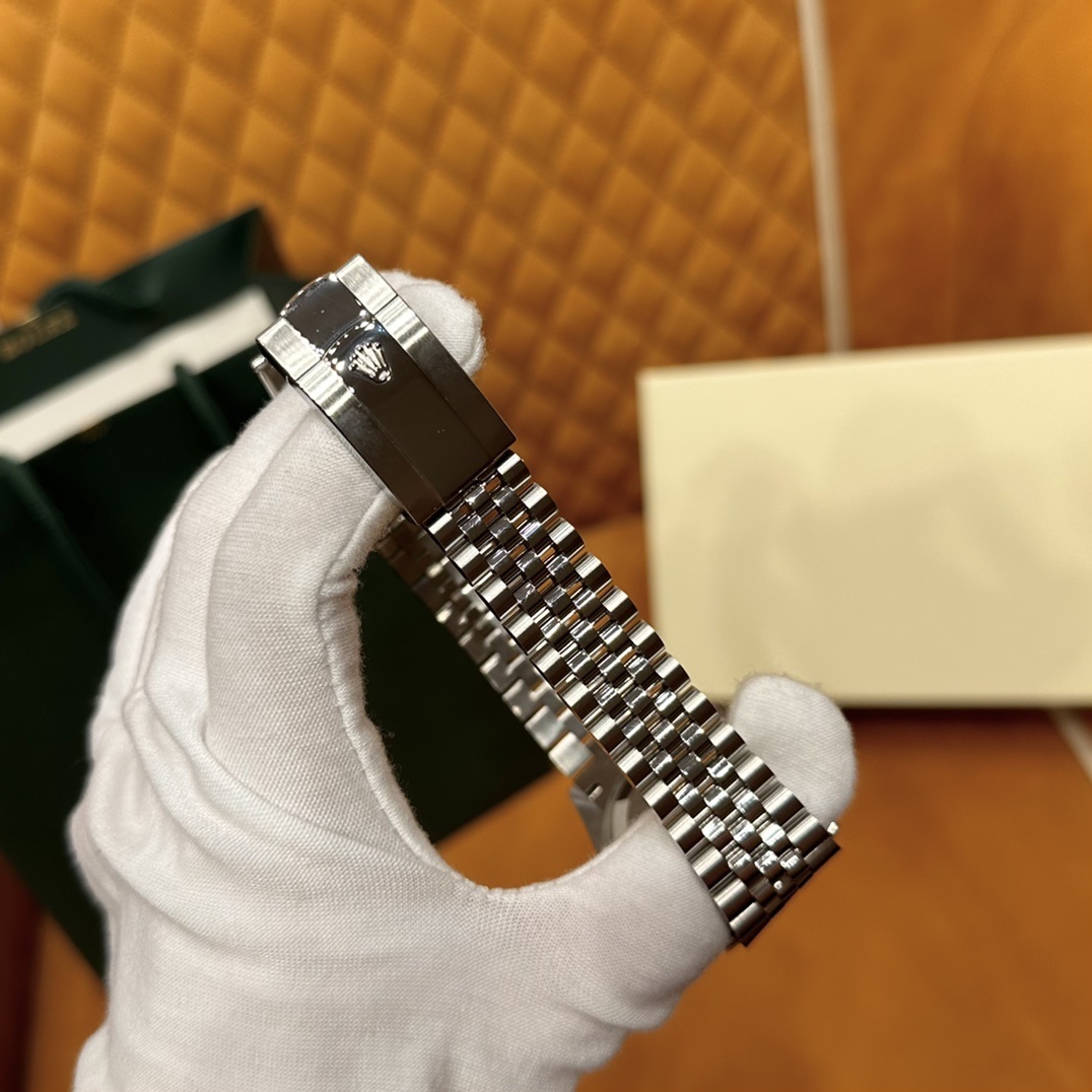 Old watch m126284rbr-0029