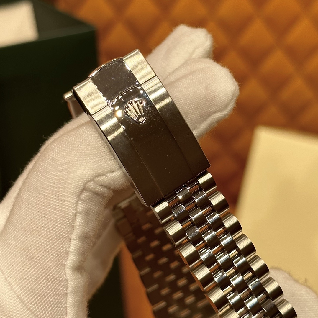 Old watch m126284rbr-0029