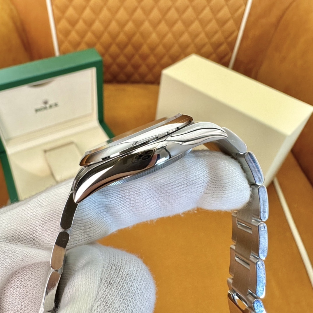 Old watch M126000-0009