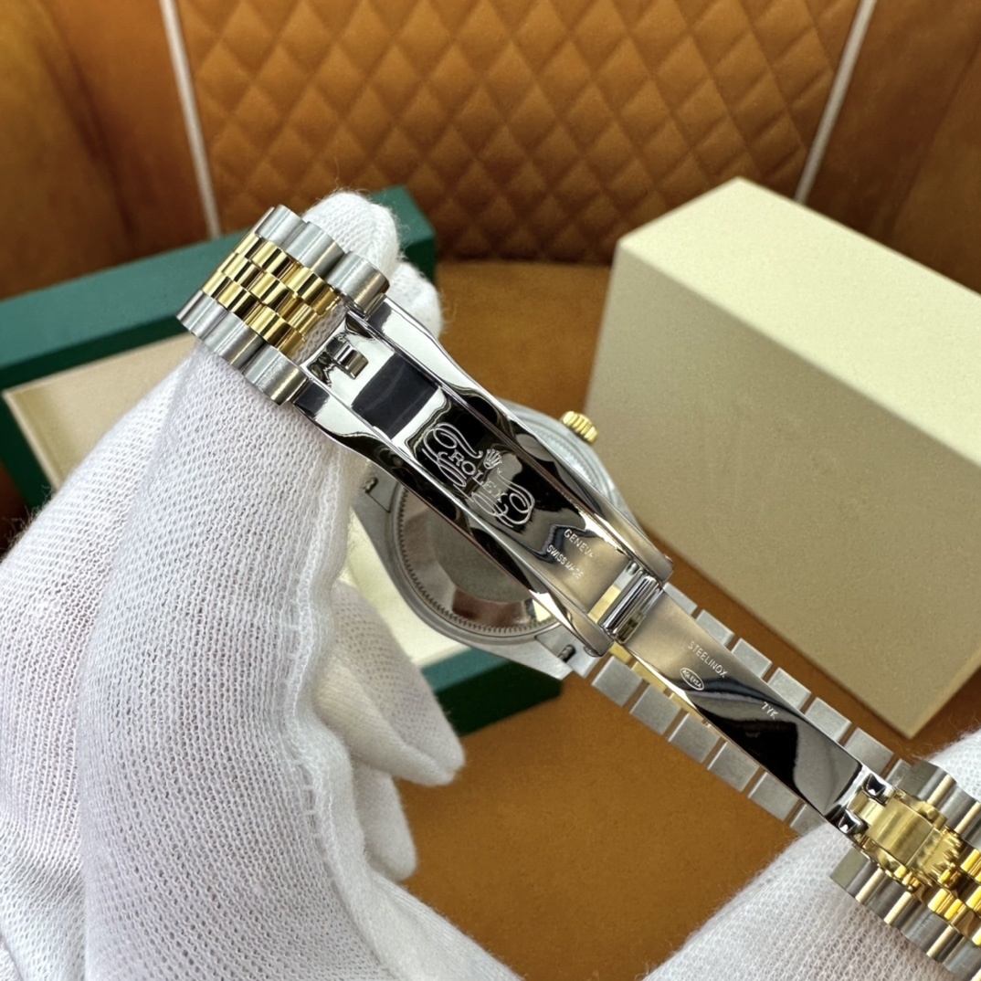 Old watch M278273-0032