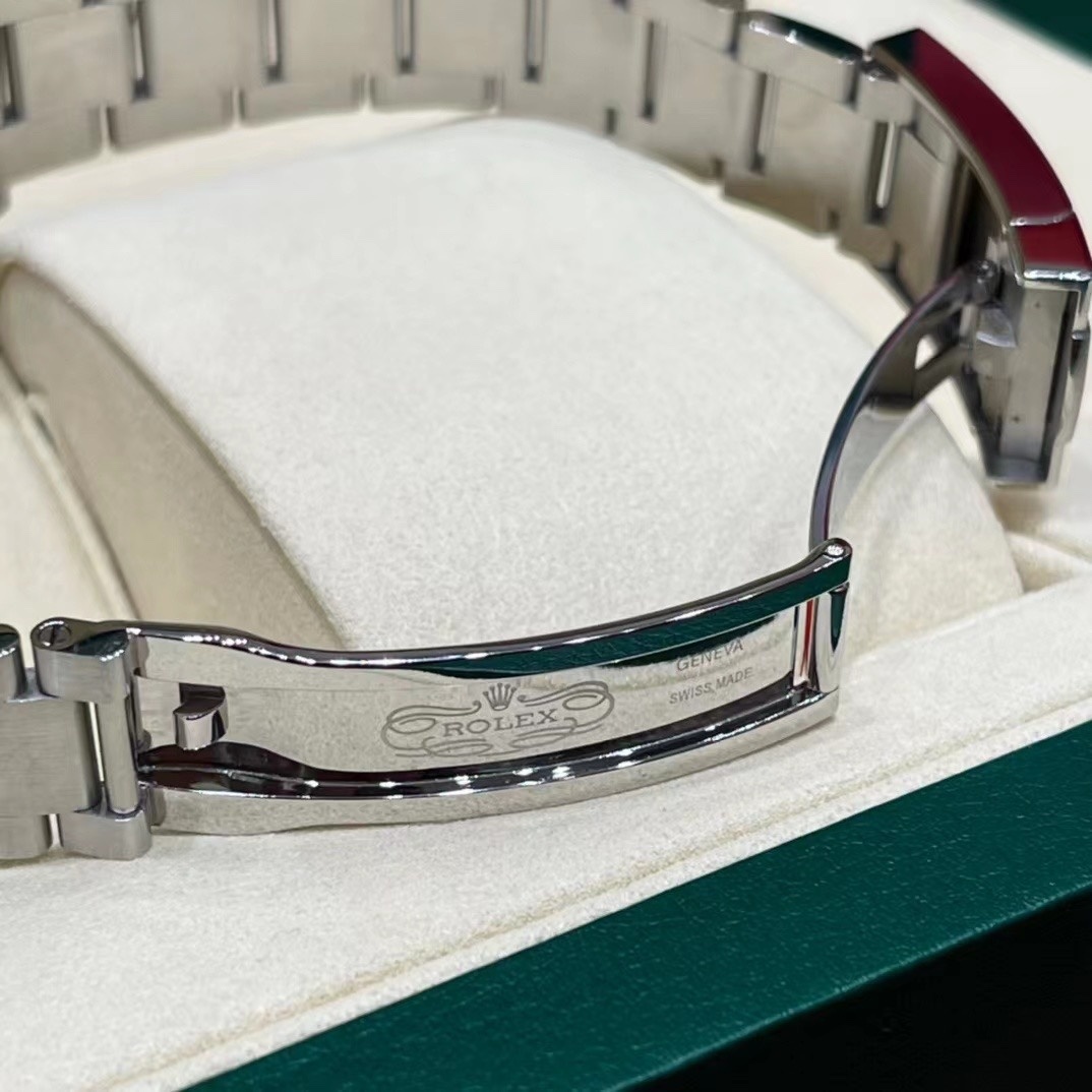 Old watch m126000-0007