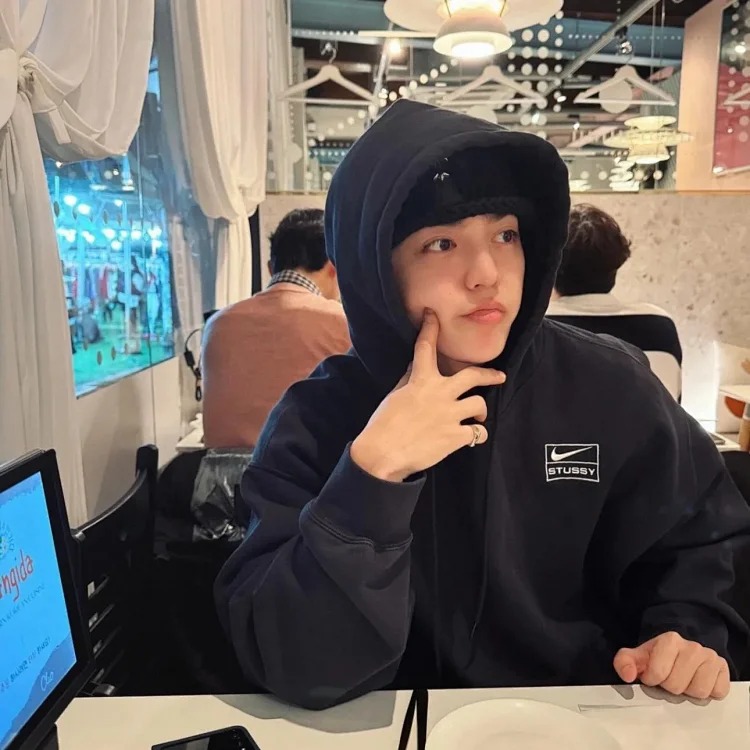Embroidered logo hooded fleece sweatshirt jacket, same style for men and women