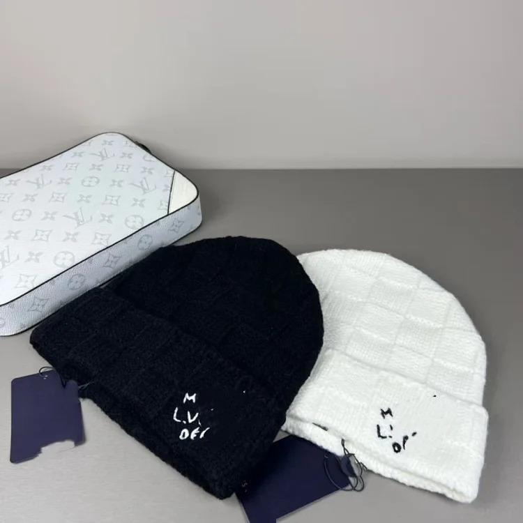Plaid solid color autumn and winter letter style European and American cross-border men's and women's versatile three-standard best-selling wool knitted hat