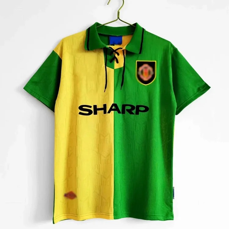 Popular retro football uniforms AC/No. 22 Kaka No. 80 Ronaldinho Manchester United Red Devils Beckham Source Manufacturer