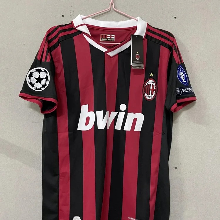 Popular retro football uniforms AC/No. 22 Kaka No. 80 Ronaldinho Manchester United Red Devils Beckham Source Manufacturer