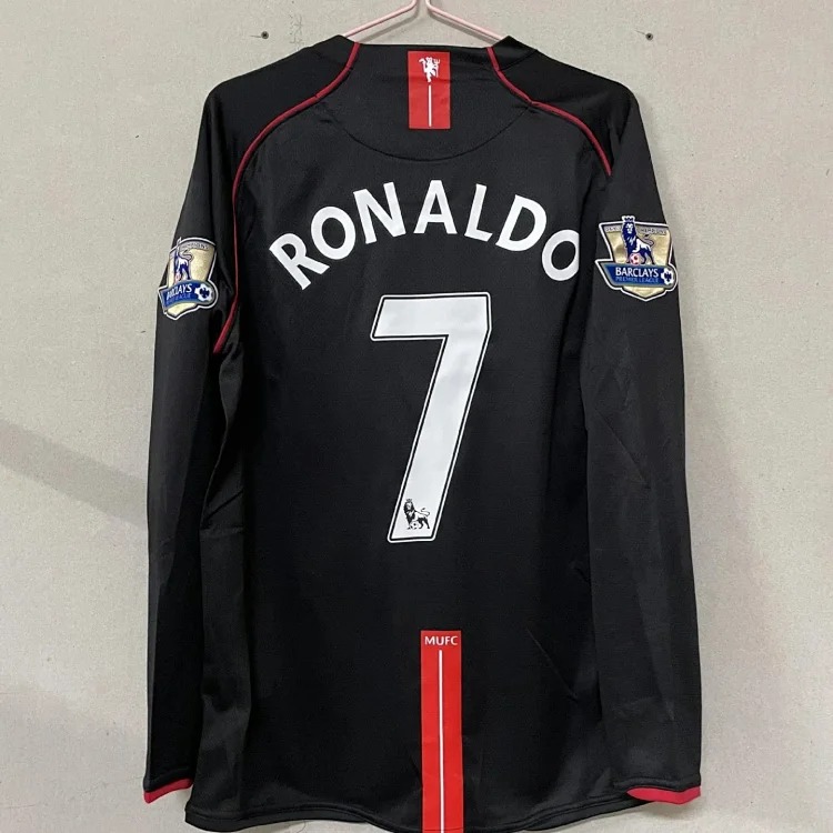 Popular retro football uniforms AC/No. 22 Kaka No. 80 Ronaldinho Manchester United Red Devils Beckham Source Manufacturer
