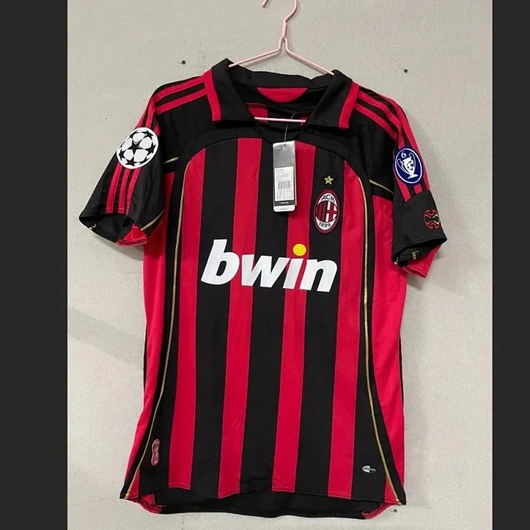 Popular retro football uniforms AC/No. 22 Kaka No. 80 Ronaldinho Manchester United Red Devils Beckham Source Manufacturer