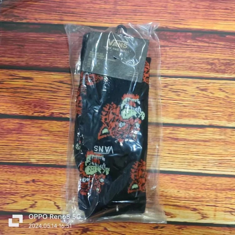 Cross-border trendy high-top cotton socks with cartoon letters and anime couple style towel-soled sports socks wholesale and retail