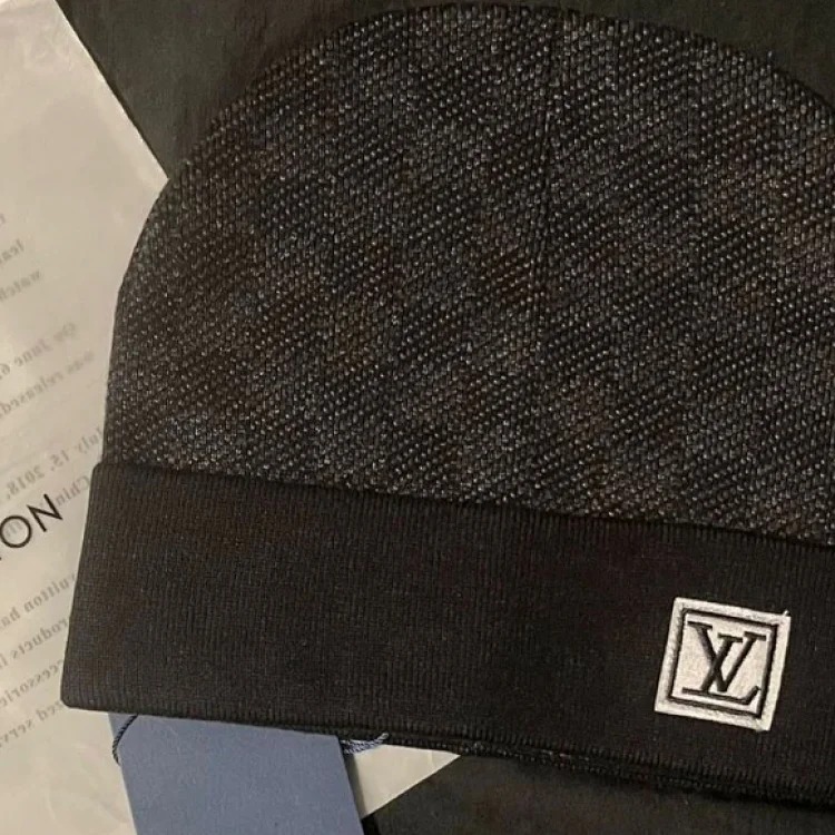 Louis Vuitton Letter correct cross-border foreign trade autumn and winter old flower plaid wool internet celebrity versatile cold hat warm leather label knitted hat without box