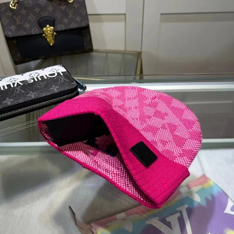 Louis Vuitton Letter correct cross-border foreign trade autumn and winter old flower plaid wool internet celebrity versatile cold hat warm leather label knitted hat without box