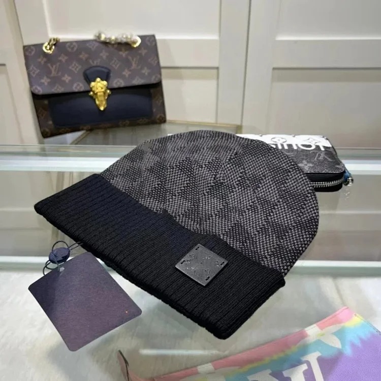 Louis Vuitton Letter correct cross-border foreign trade autumn and winter old flower plaid wool internet celebrity versatile cold hat warm leather label knitted hat without box