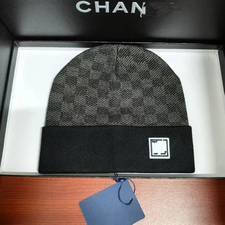 Louis Vuitton Letter correct cross-border foreign trade autumn and winter old flower plaid wool internet celebrity versatile cold hat warm leather label knitted hat without box