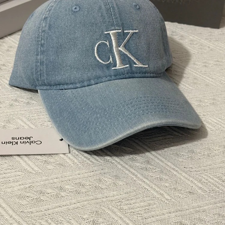 CK hat JENNIE's same baseball cap for men and women, face-showing small embroidered letters, soft top, light luxury peaked cap